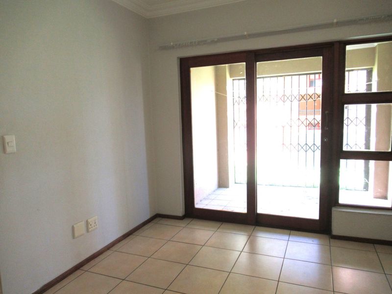 Stylish 2 Bed, 2 Bath Ground Floor Apartment For Sale in Noordwyk - Photo 7