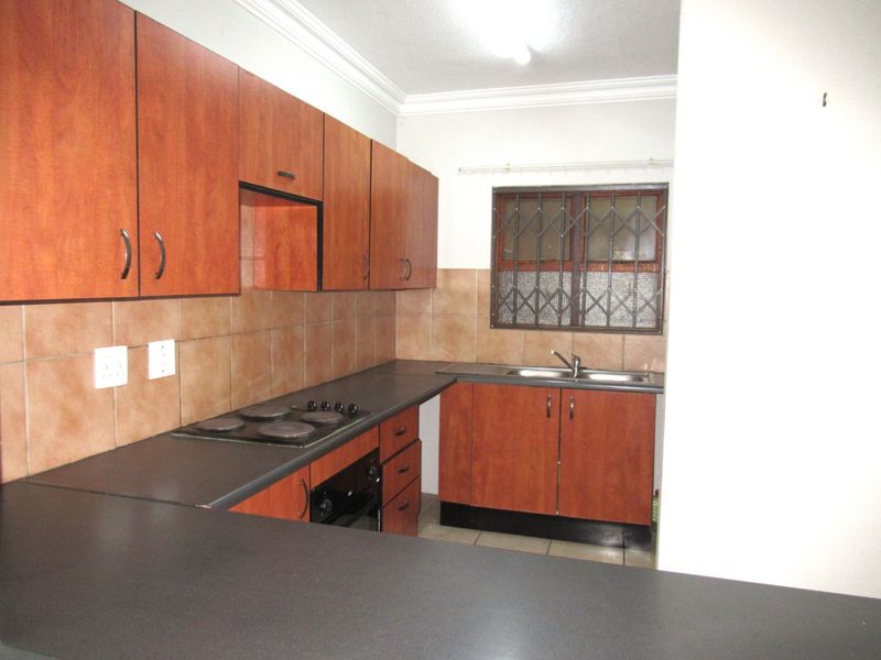 Stylish 2 Bed, 2 Bath Ground Floor Apartment For Sale in Noordwyk - Photo 4