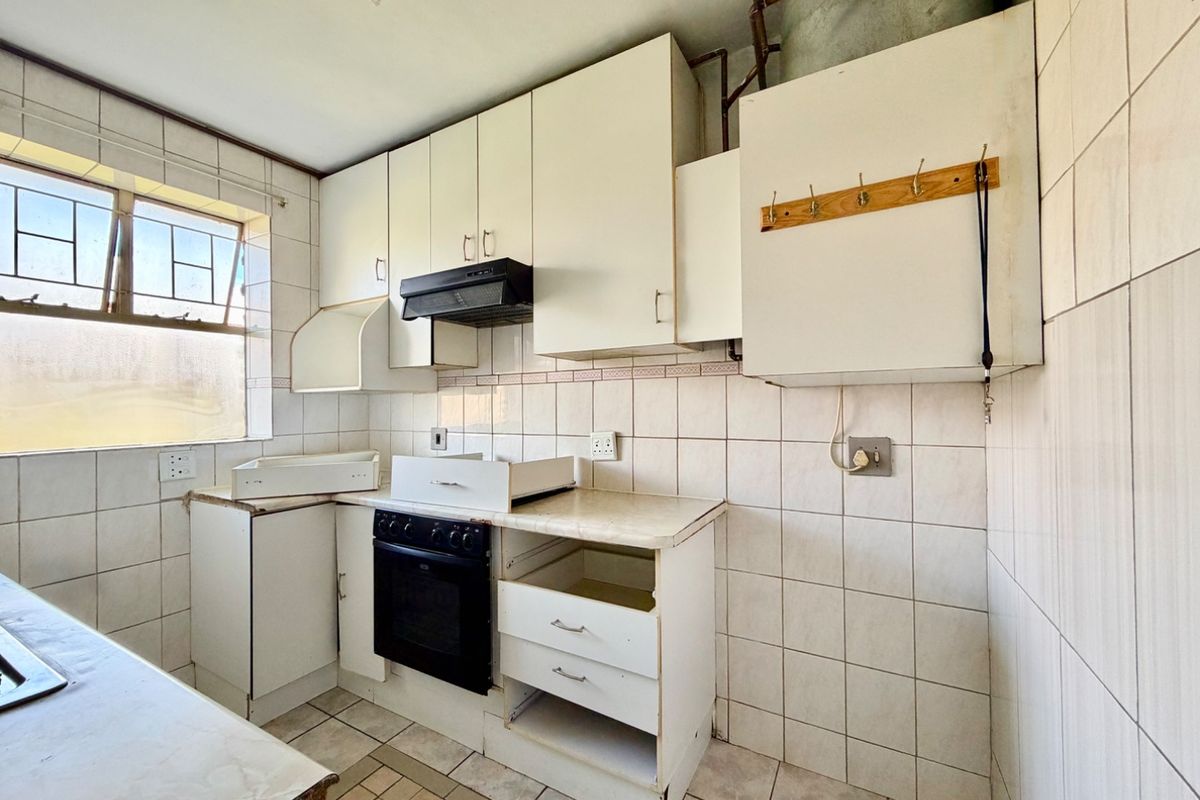 Cosy 1.5 Bedroom Apartment to Let in Rhodesfield, Kempton Park.  - Photo 5