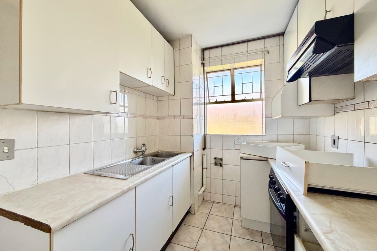 Cosy 1.5 Bedroom Apartment to Let in Rhodesfield, Kempton Park.  - Photo 4