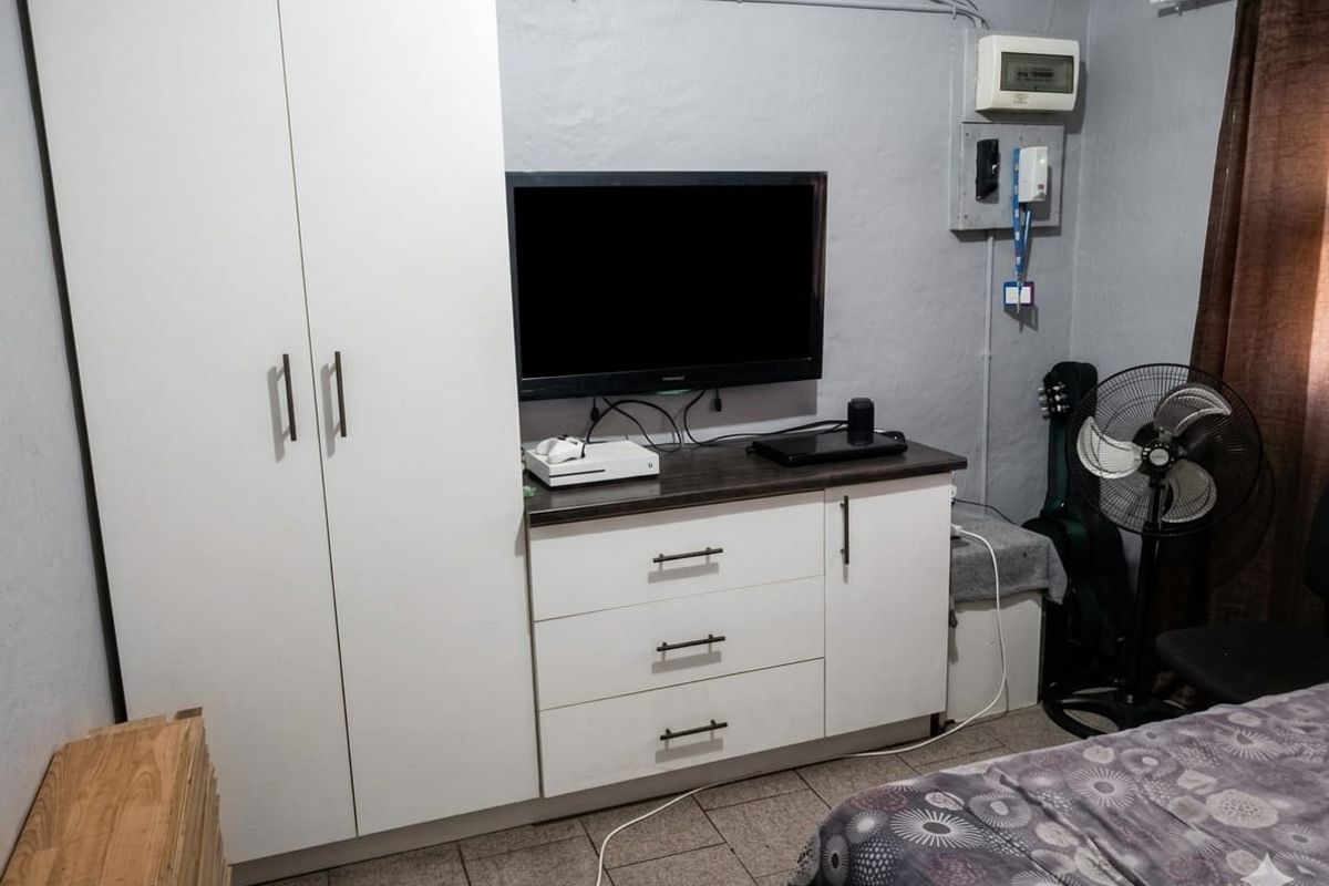 2 Bedroom House - Photo 5