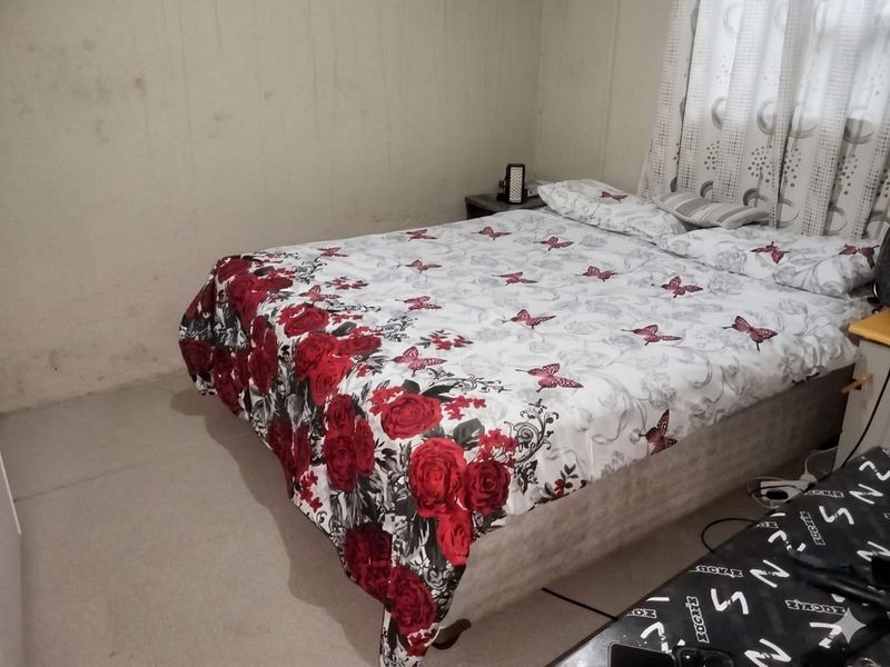 2 Bedroom House - Photo 10