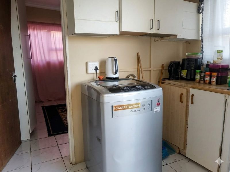 2 Bedroom House - Photo 9