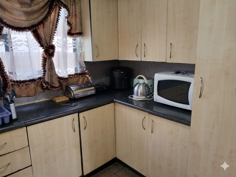 2 Bedroom House - Photo 8