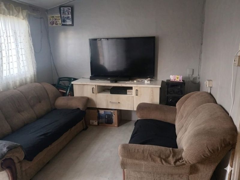 2 Bedroom House - Photo 4