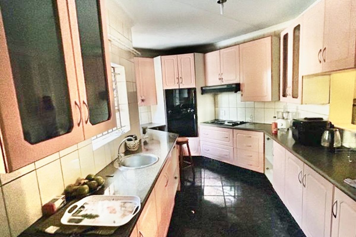 A Single Bedr With An En-suite - Communal - Photo 4