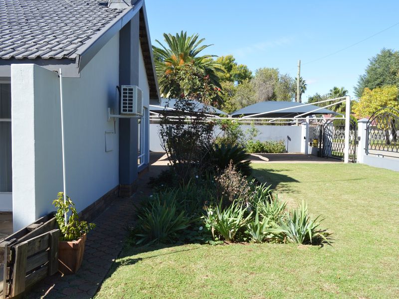 Exquisite Immaculate Living – Sophisticated Four-Bedroom Residence with Heated Pool in Prime Flamwood - Photo 6