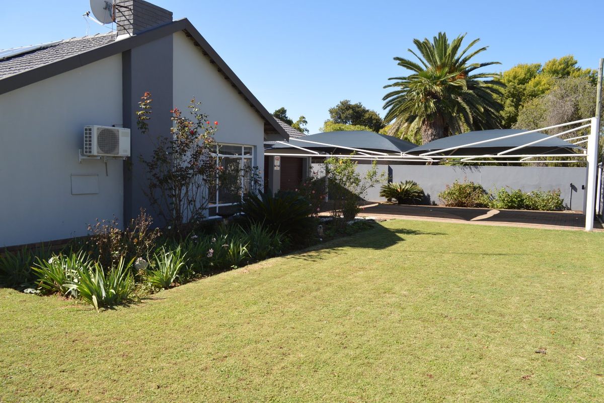 Exquisite Immaculate Living – Sophisticated Four-Bedroom Residence with Heated Pool in Prime Flamwood - Photo 4