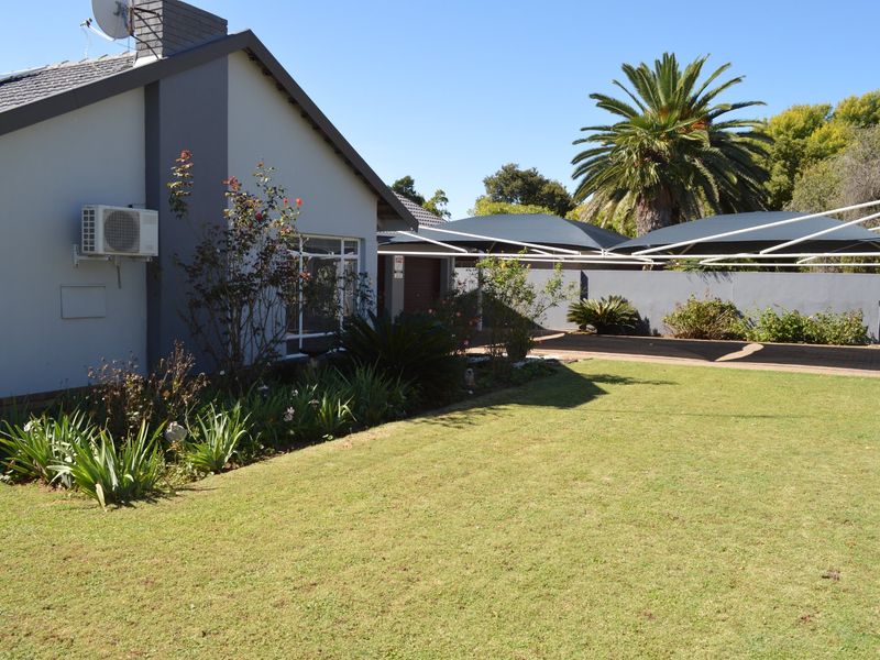 Exquisite Immaculate Living – Sophisticated Four-Bedroom Residence with Heated Pool in Prime Flamwood - Photo 4