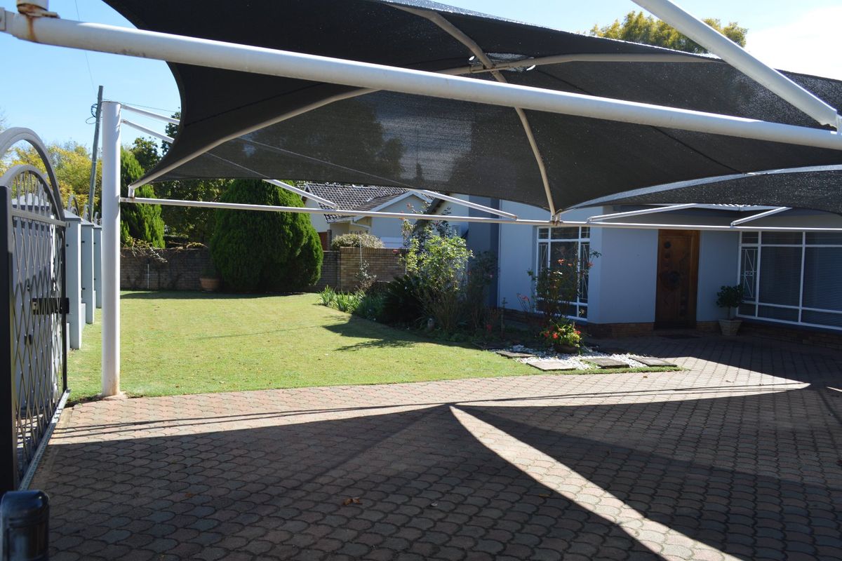 Exquisite Immaculate Living – Sophisticated Four-Bedroom Residence with Heated Pool in Prime Flamwood - Photo 3