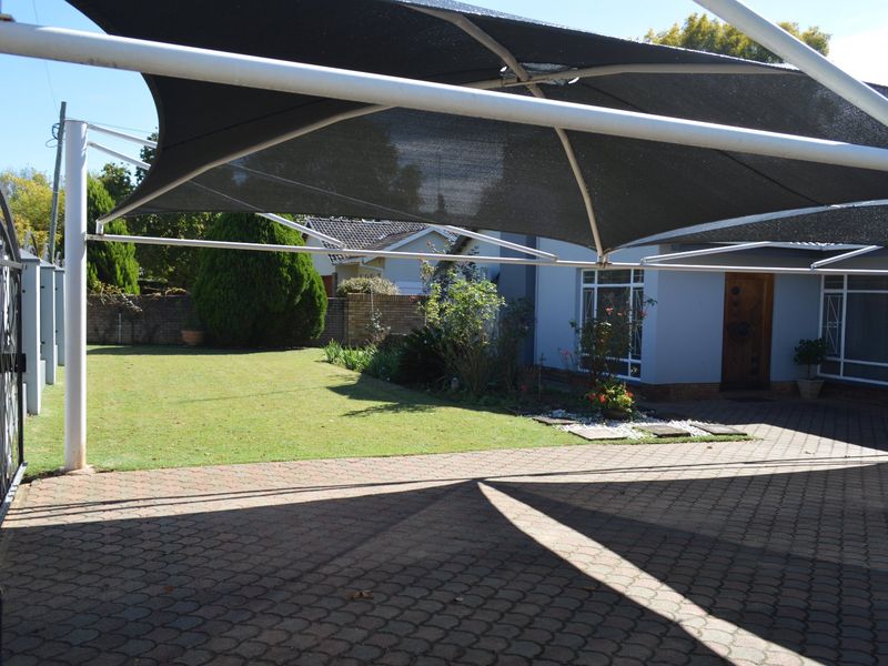 Exquisite Immaculate Living – Sophisticated Four-Bedroom Residence with Heated Pool in Prime Flamwood - Photo 3