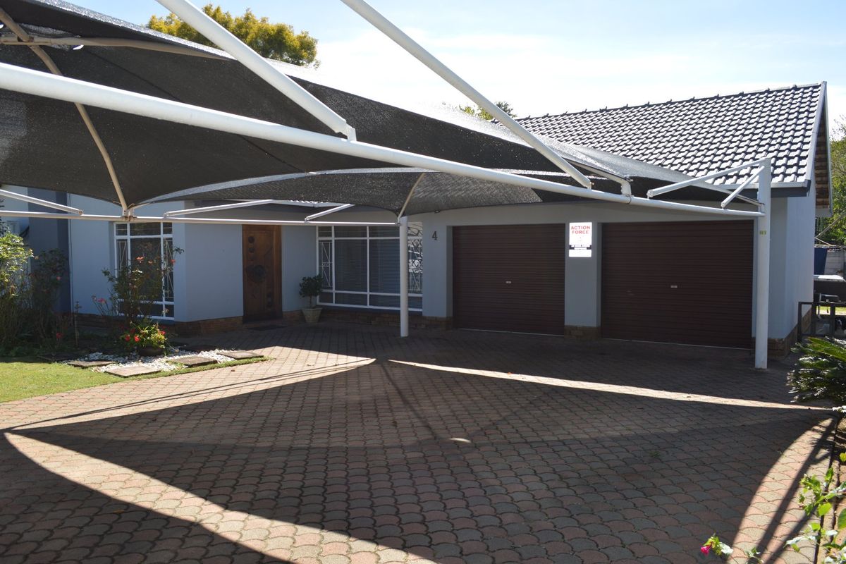 Exquisite Immaculate Living – Sophisticated Four-Bedroom Residence with Heated Pool in Prime Flamwood - Photo 2
