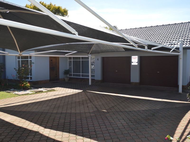 Exquisite Immaculate Living – Sophisticated Four-Bedroom Residence with Heated Pool in Prime Flamwood - Photo 2