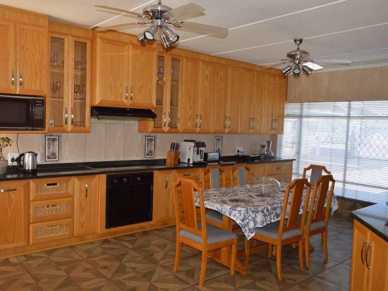 Exquisite Immaculate Living – Sophisticated Four-Bedroom Residence with Heated Pool in Prime Flamwood - Photo 9
