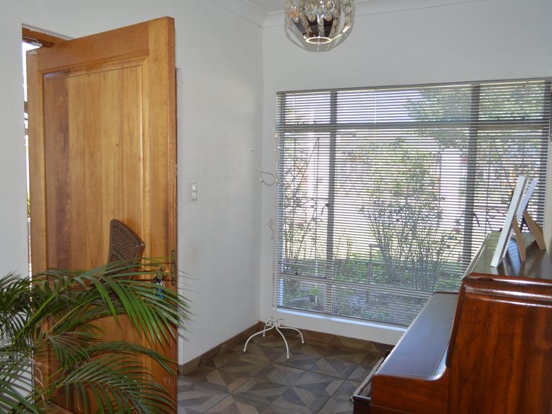 Exquisite Immaculate Living – Sophisticated Four-Bedroom Residence with Heated Pool in Prime Flamwood - Photo 10