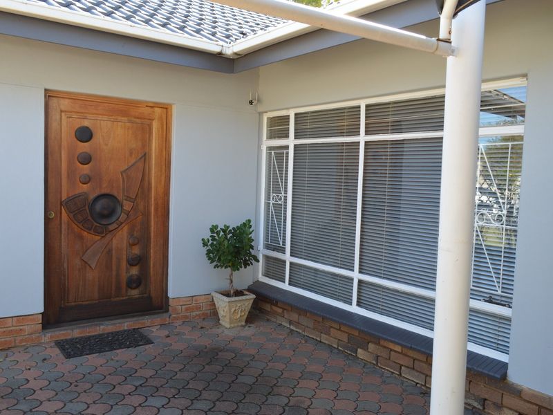 Exquisite Immaculate Living – Sophisticated Four-Bedroom Residence with Heated Pool in Prime Flamwood - Photo 8