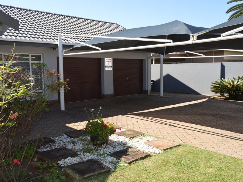 Exquisite Immaculate Living – Sophisticated Four-Bedroom Residence with Heated Pool in Prime Flamwood - Photo 7