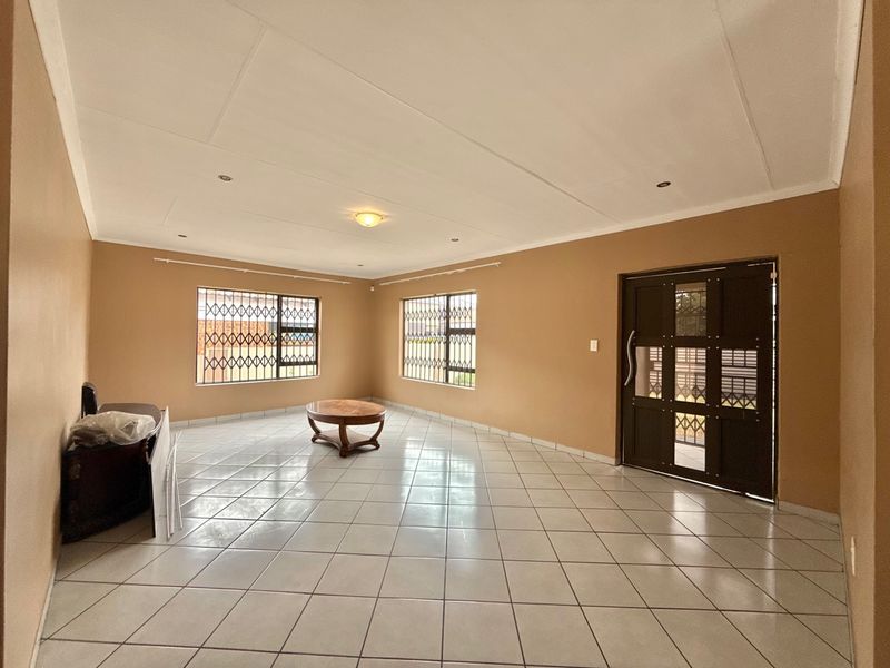 Secure and Practical Layout for Modern Family Living - Photo 9