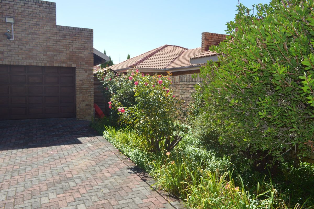 Refined Comfort, Secure Living – Elegant Face Brick Townhouse in Prime Flamwood. Full title  - Photo 2