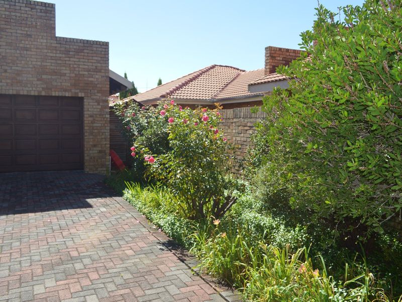 Refined Comfort, Secure Living – Elegant Face Brick Townhouse in Prime Flamwood. Full title  - Photo 2