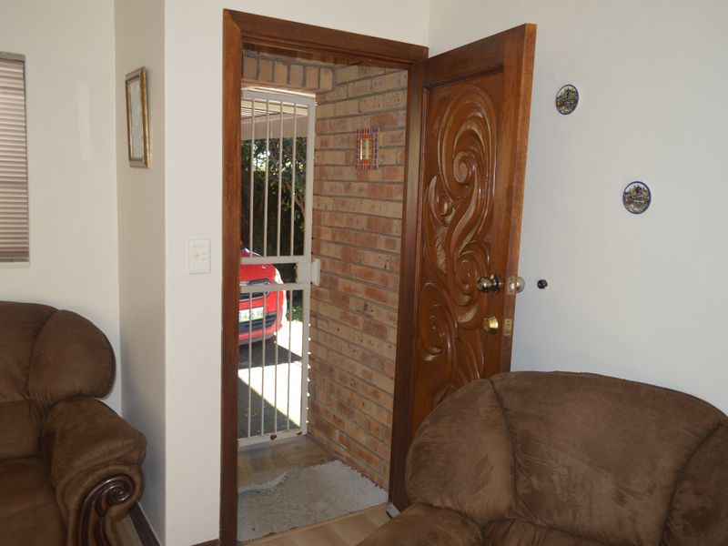 Refined Comfort, Secure Living – Elegant Face Brick Townhouse in Prime Flamwood. Full title  - Photo 3