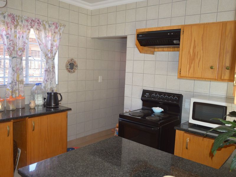 Refined Comfort, Secure Living – Elegant Face Brick Townhouse in Prime Flamwood. Full title  - Photo 8