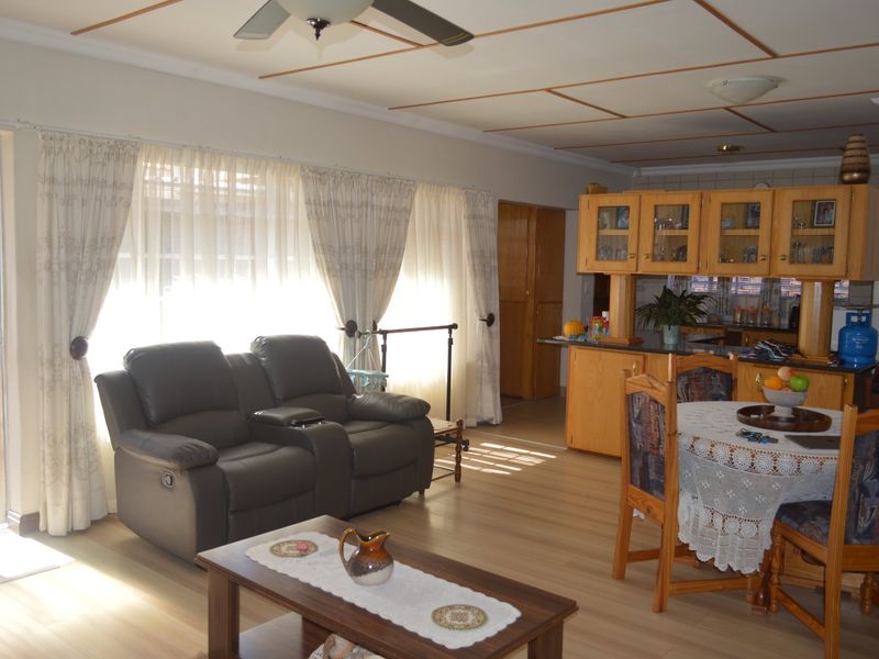 Refined Comfort, Secure Living – Elegant Face Brick Townhouse in Prime Flamwood. Full title  - Photo 7