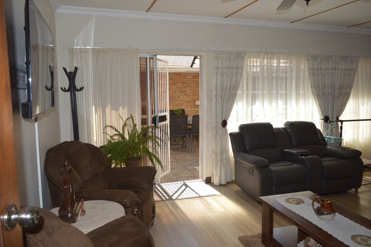 Refined Comfort, Secure Living – Elegant Face Brick Townhouse in Prime Flamwood. Full title  - Photo 4