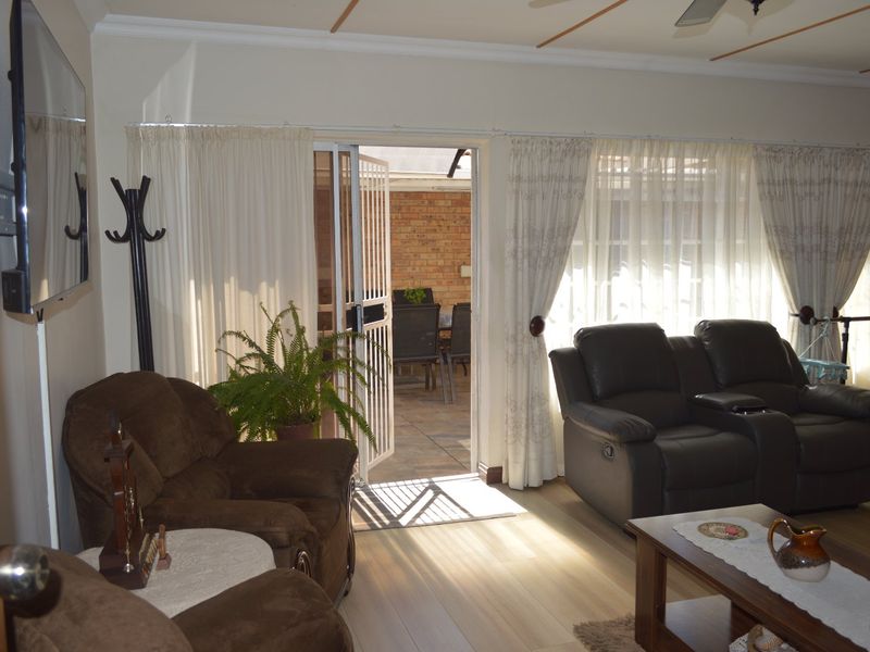 Refined Comfort, Secure Living – Elegant Face Brick Townhouse in Prime Flamwood. Full title  - Photo 4