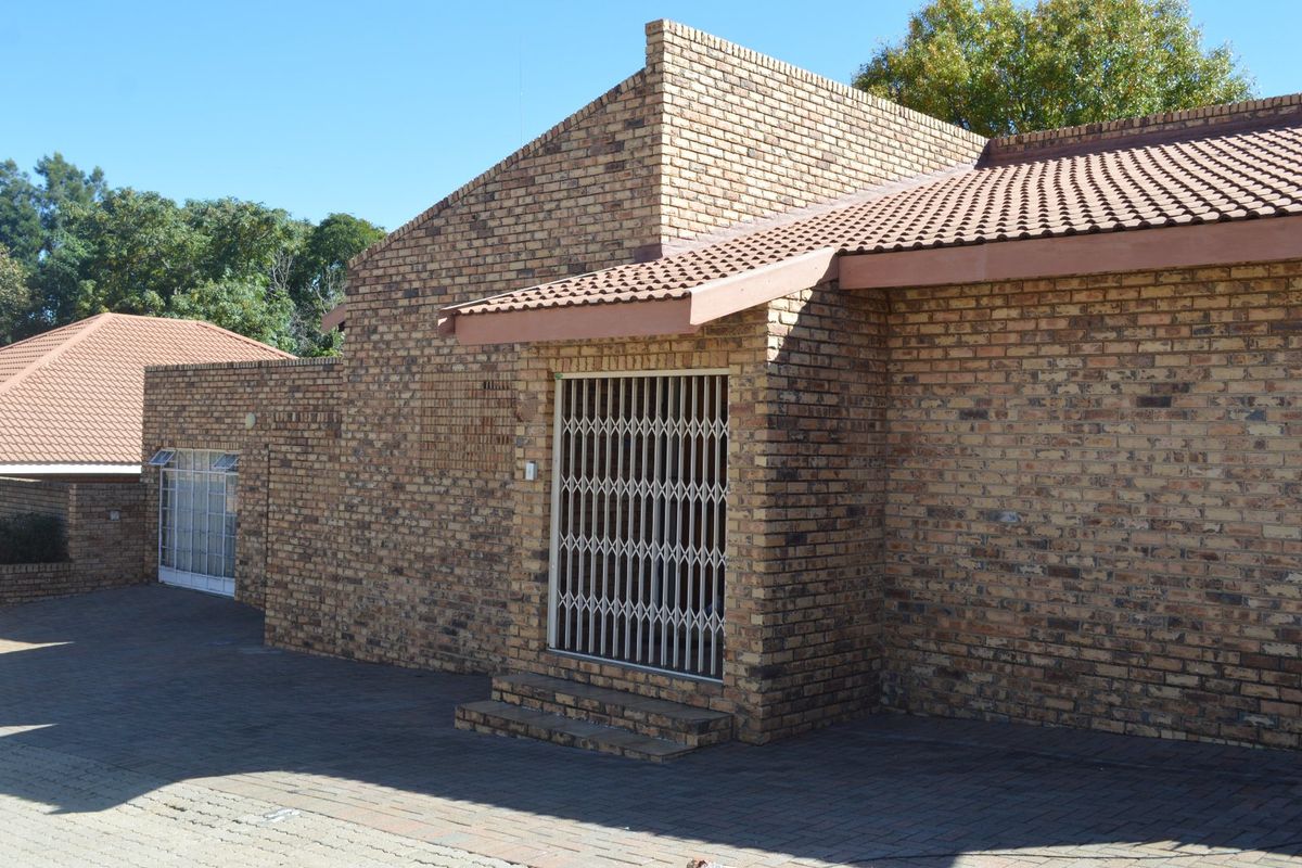 Prime Wilkoppies Address – Full Title Townhouse Offering Space, Convenience, and Versatility - Photo 4