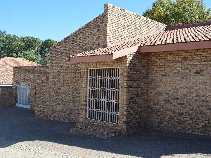 Prime Wilkoppies Address – Full Title Townhouse Offering Space, Convenience, and Versatility - Photo 4