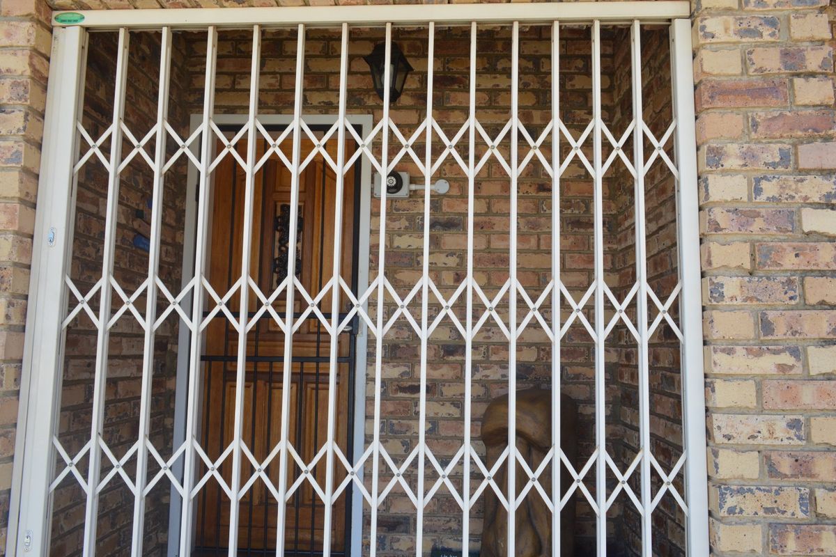 Prime Wilkoppies Address – Full Title Townhouse Offering Space, Convenience, and Versatility - Photo 5