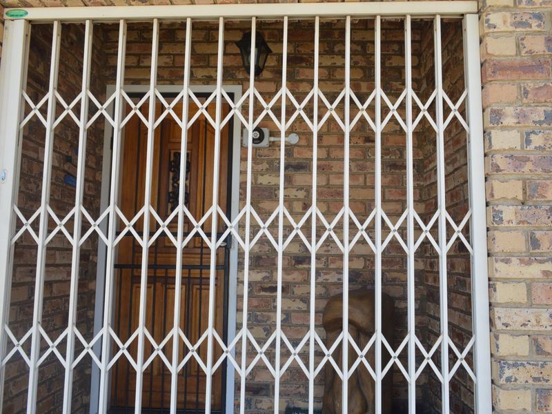 Prime Wilkoppies Address – Full Title Townhouse Offering Space, Convenience, and Versatility - Photo 5