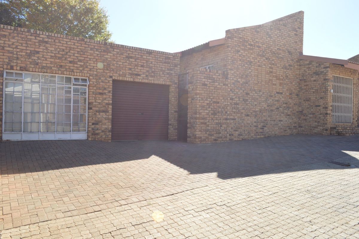 Prime Wilkoppies Address – Full Title Townhouse Offering Space, Convenience, and Versatility - Photo 3