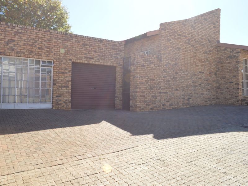 Prime Wilkoppies Address – Full Title Townhouse Offering Space, Convenience, and Versatility - Photo 3