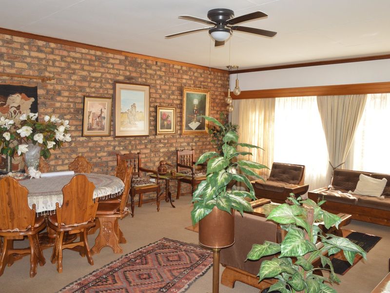 Prime Wilkoppies Address – Full Title Townhouse Offering Space, Convenience, and Versatility - Photo 10