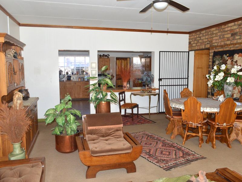 Prime Wilkoppies Address – Full Title Townhouse Offering Space, Convenience, and Versatility - Photo 9