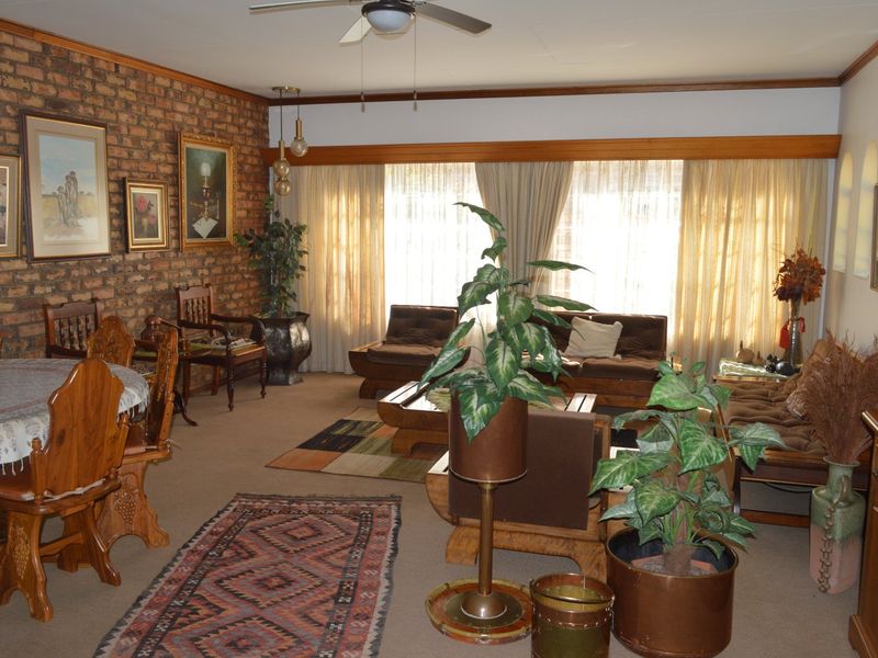 Prime Wilkoppies Address – Full Title Townhouse Offering Space, Convenience, and Versatility - Photo 7