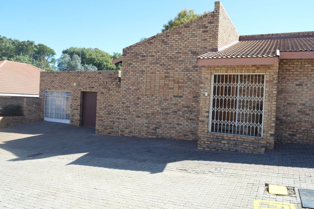 Prime Wilkoppies Address – Full Title Townhouse Offering Space, Convenience, and Versatility - Photo 2