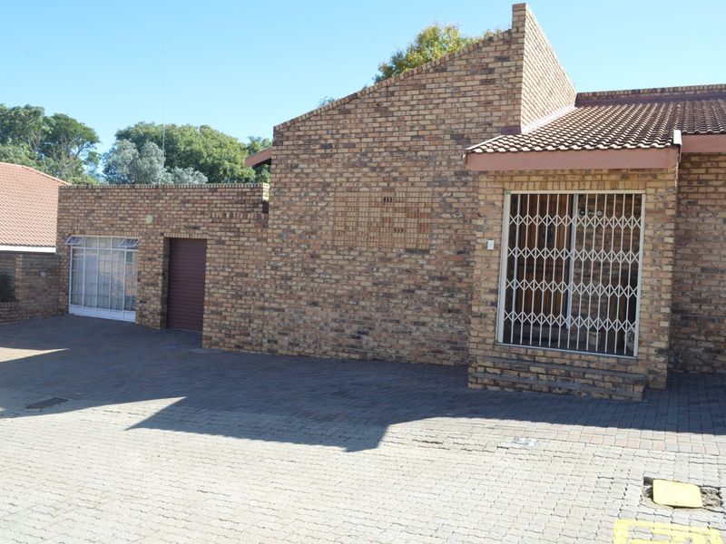 Prime Wilkoppies Address – Full Title Townhouse Offering Space, Convenience, and Versatility - Photo 2