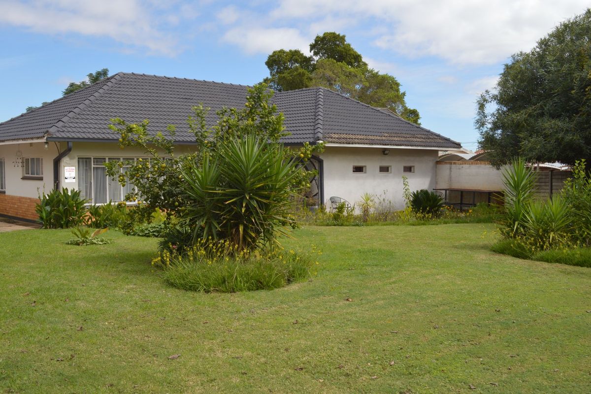 Distinctive Architectural Appeal with Exceptional Space – Unique Four-Bedroom Residence with Modern Flatlet in Prime Flamwood - Photo 3