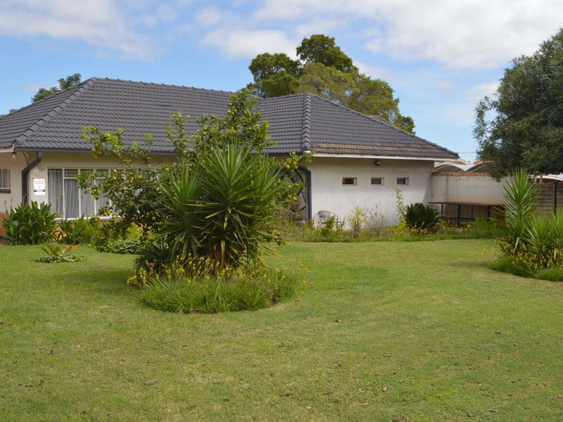 Distinctive Architectural Appeal with Exceptional Space – Unique Four-Bedroom Residence with Modern Flatlet in Prime Flamwood - Photo 3