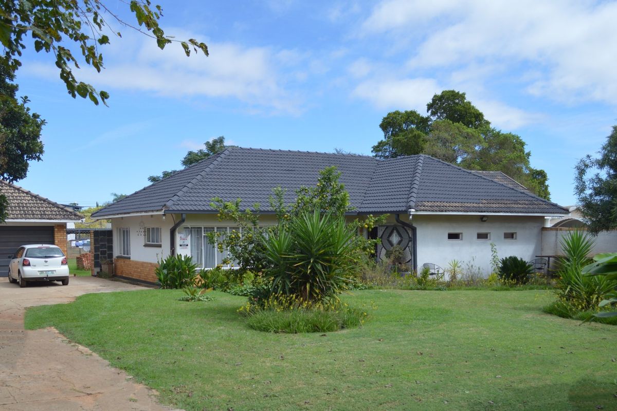 Distinctive Architectural Appeal with Exceptional Space – Unique Four-Bedroom Residence with Modern Flatlet in Prime Flamwood - Photo 2
