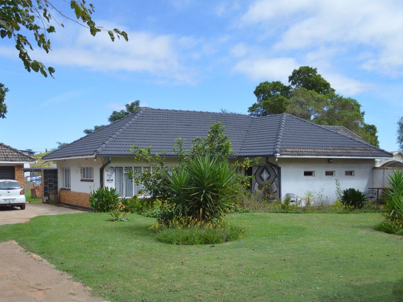 Distinctive Architectural Appeal with Exceptional Space – Unique Four-Bedroom Residence with Modern Flatlet in Prime Flamwood - Photo 2