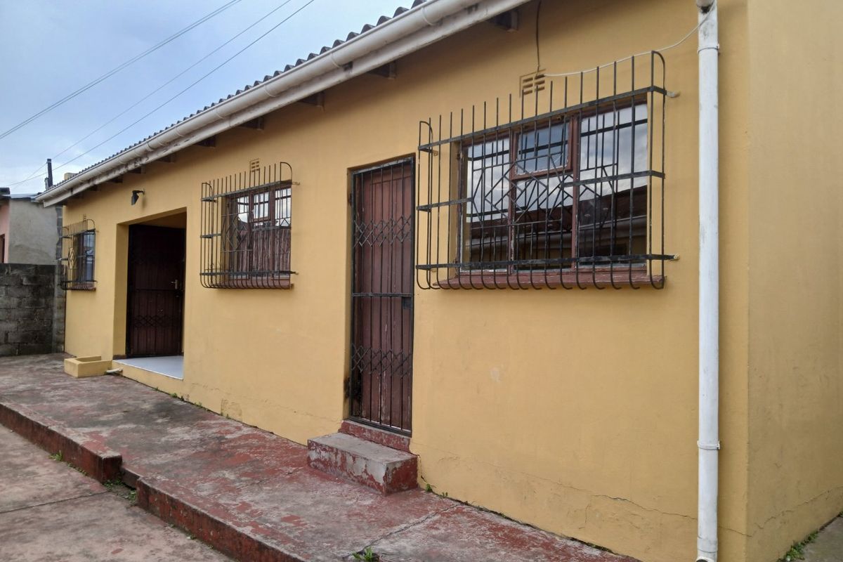 2 Bedroom Home with 3 Income-Generating Flats for Sale in Mdantsane (Unit 10) - Photo 3