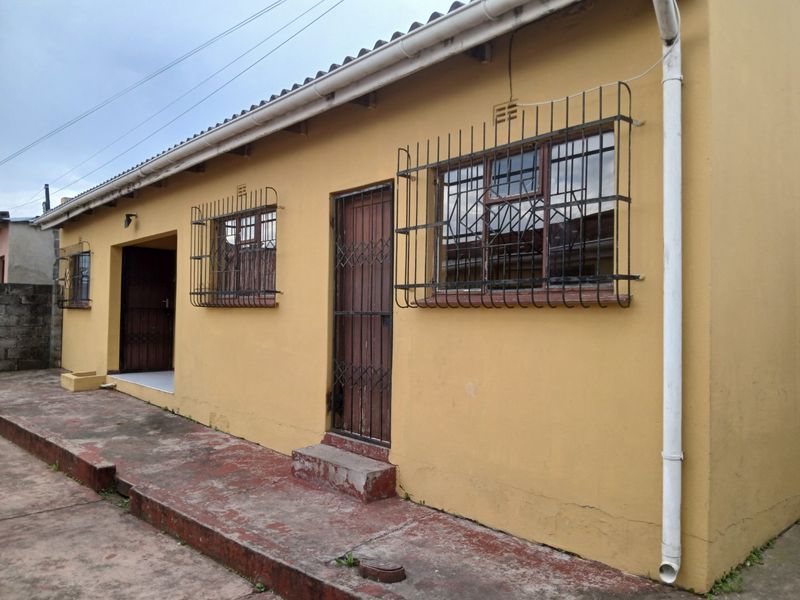 2 Bedroom Home with 3 Income-Generating Flats for Sale in Mdantsane (Unit 10) - Photo 3