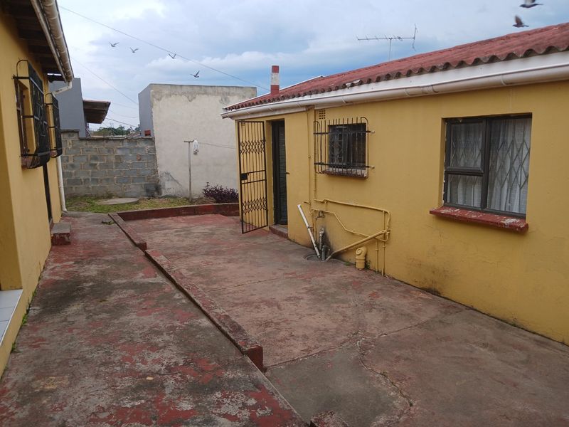 2 Bedroom Home with 3 Income-Generating Flats for Sale in Mdantsane (Unit 10) - Photo 5
