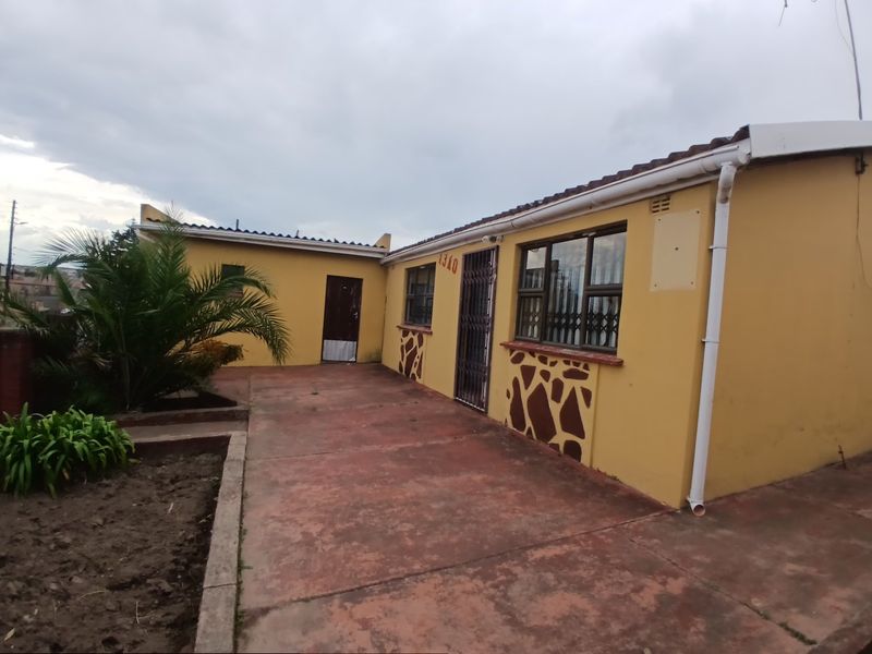 2 Bedroom Home with 3 Income-Generating Flats for Sale in Mdantsane (Unit 10) - Photo 4