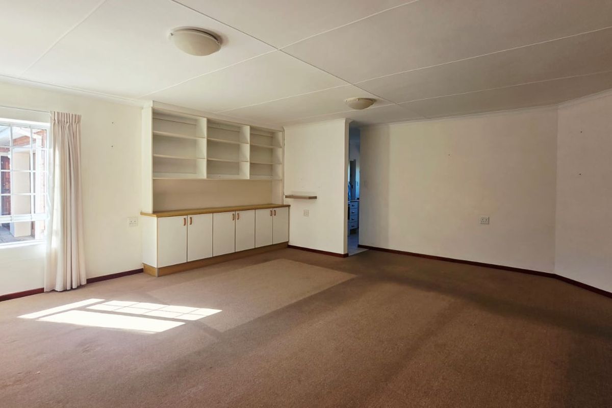 Spacious 3 Bedroom Home for Sale in Bergville Retirement Village, George - Photo 4