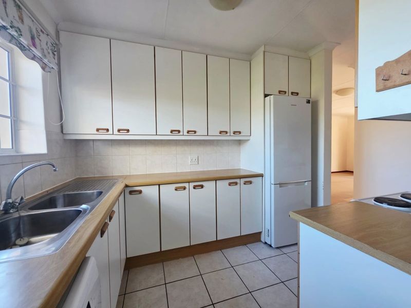 Spacious 3 Bedroom Home for Sale in Bergville Retirement Village, George - Photo 8